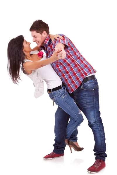 Εικόνα του ένα νεαρό ζευγάρι που χορεύει — Φωτογραφία Αρχείου