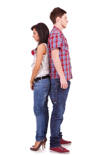 Mladý pár stojící zády k sobě — Stock fotografie