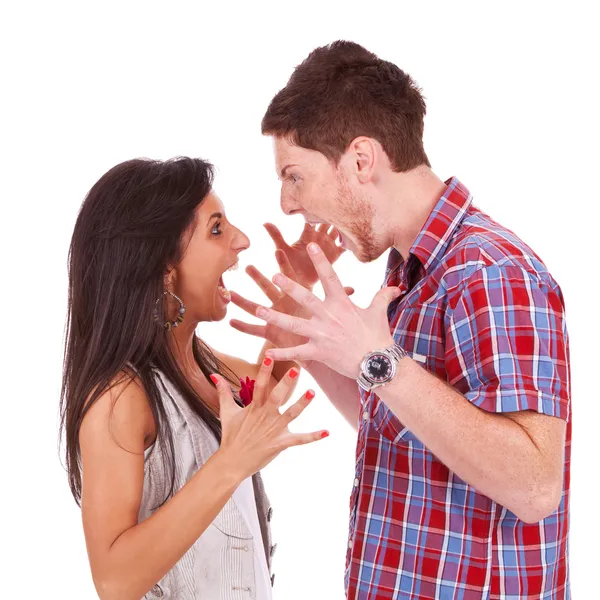 Mladý pár na sebe křičet násilně — Stock fotografie