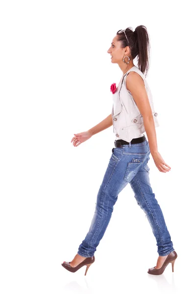Casual vrouw lopen — Stockfoto