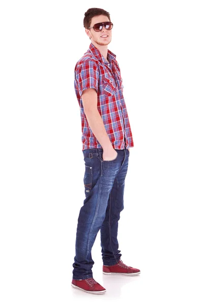 ポケットに手で立っている若い男 — ストック写真