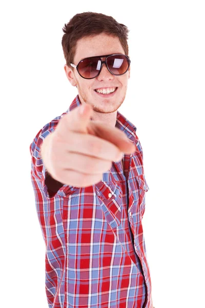 Молодой человек в солнечных очках указывает на тебя — стоковое фото