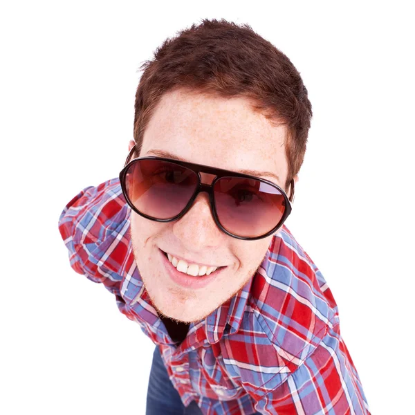 Kızıl saçlı delikanlı süslü güneş gözlüğü takıyor — Stok fotoğraf