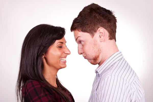 Um jovem casal, homem entretendo sua namorada — Fotografia de Stock