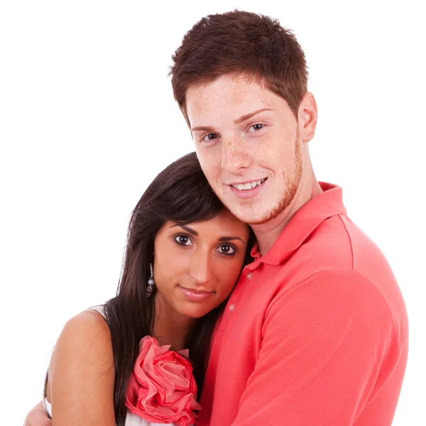 Молодой веснушчатый мужчина держит свою девушку — стоковое фото