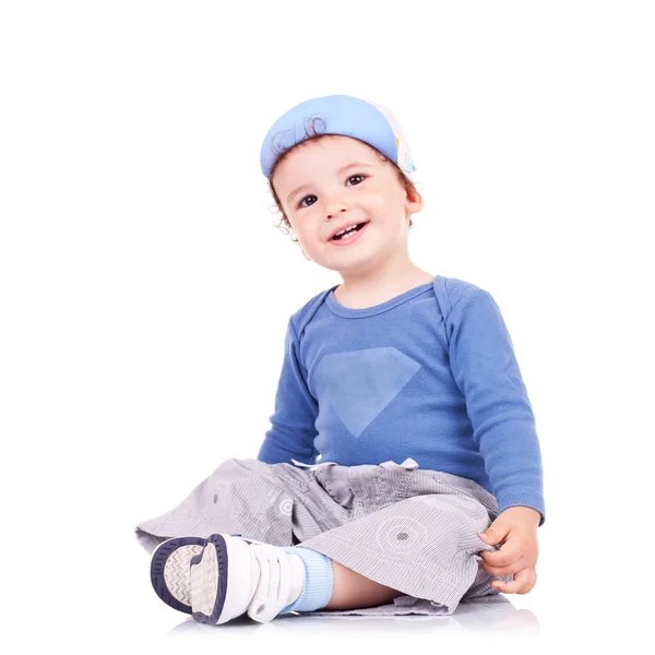 Okouzlující malý kluk sedí a s úsměvem — Stock fotografie