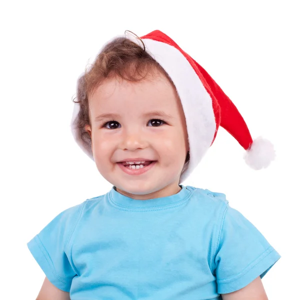 Прекрасный мальчик в рождественской кепке и улыбающийся — стоковое фото