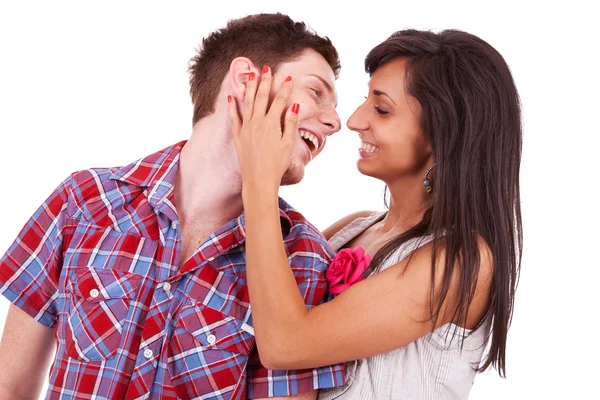 Молодая пара улыбается и готовится поцеловаться — стоковое фото