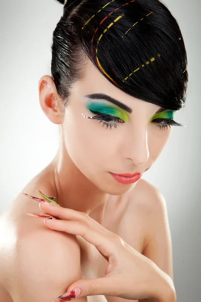 Vista frontal de um modelo com maquiagem multicolorida e unhas — Fotografia de Stock