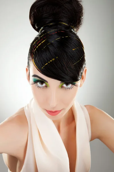 グラマー女性モダンな巻き毛のヘアスタイル — ストック写真
