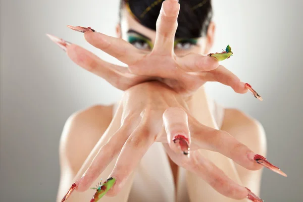 Mujer joven modelo haciendo hincapié en las uñas hermosas — Foto de Stock