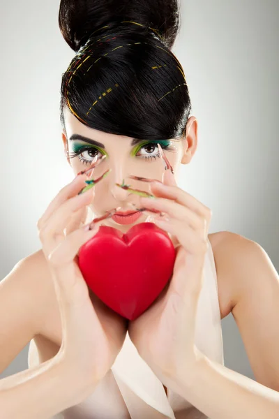 Atraktivní mladá žena model drží srdce — Stock fotografie