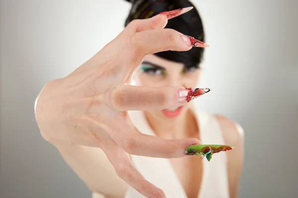 Mujer joven modelo mostrando su manicura — Foto de Stock