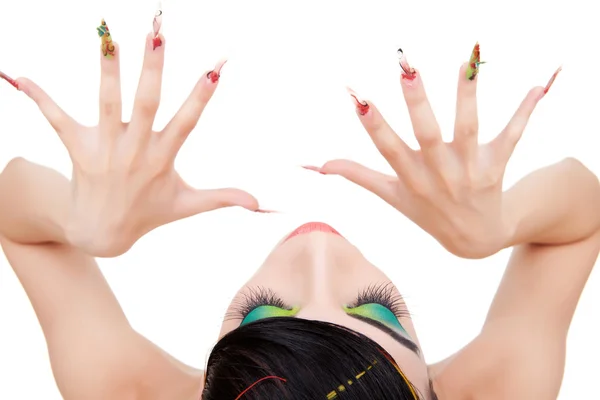 Vista dall'alto di una giovane modella che mostra unghie — Foto Stock