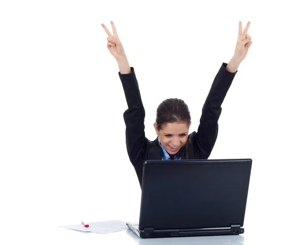 Jeune femme d'affaires est heureux derrière ordinateur portable — Photo