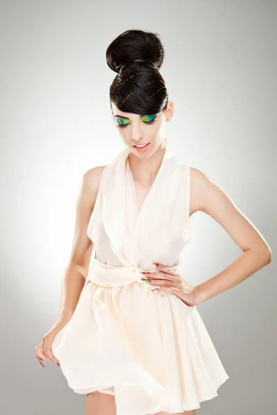 Härlig ung kvinna i vit klänning tittar ner — Stockfoto