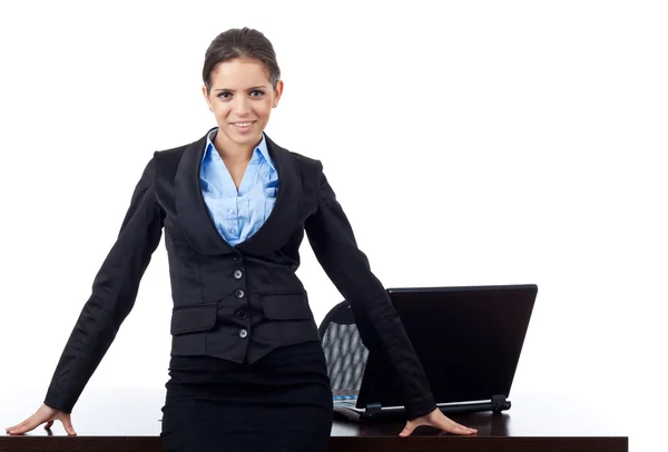 Junge Geschäftsfrau lehnt auf einem Schreibtisch — Stockfoto