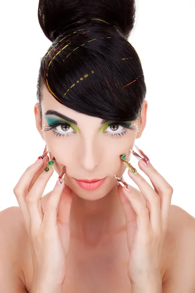 Όμορφη γυναίκα μοντέλο ξύσιμο μάγουλα με καρφιά — Φωτογραφία Αρχείου