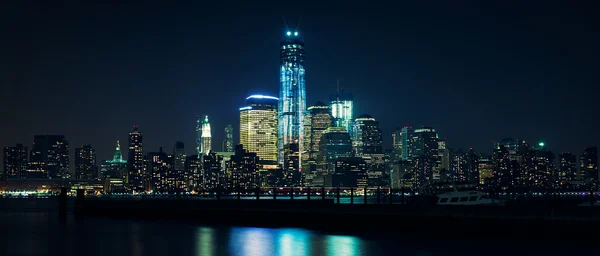 夜にハドソン川からマンハッタン — ストック写真