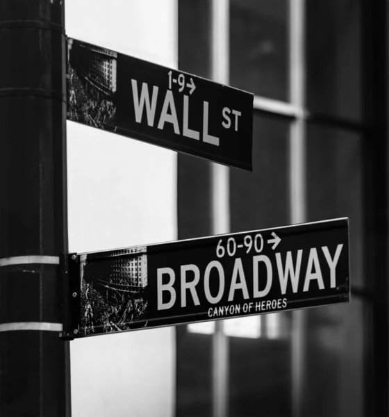 Corner of Wall Street and Broadway — Stock Photo, Image