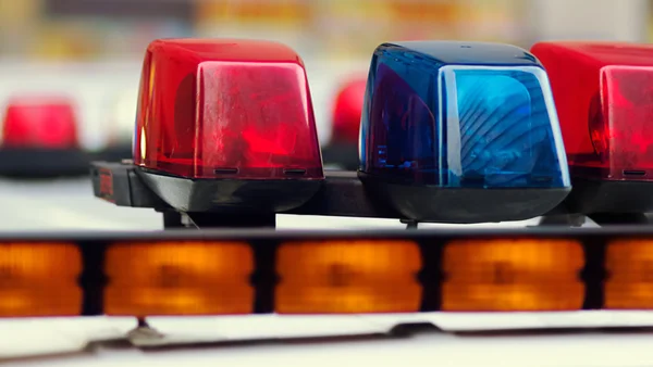 Μπλε και κόκκινα φώτα που αυτοκίνητο της αστυνομίας — Φωτογραφία Αρχείου