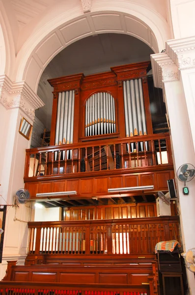 Un órgano en una iglesia — Foto de Stock