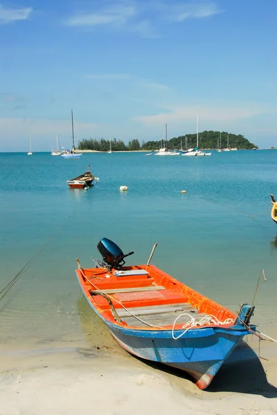 Barco na praia tropical — Fotografia de Stock