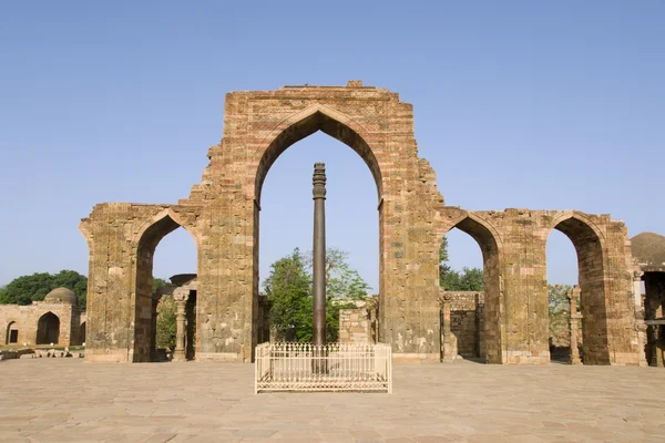 Pillars at Quatab Minar complex — Stock Photo, Image