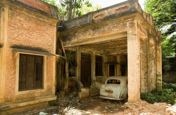 放棄されたハウスと車 — ストック写真
