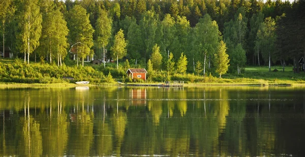 Lugna sjön reflektion — Stockfoto