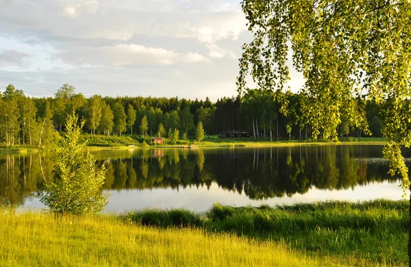 Отражение спокойного озера — стоковое фото