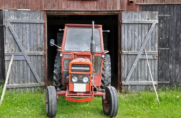 Античный трактор — стоковое фото