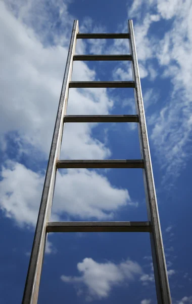 Leiter greift in den blauen Himmel — Stockfoto