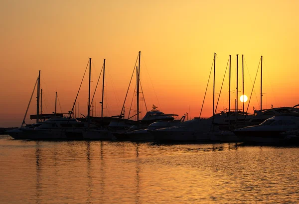 Gün batımında yelkenli tekneler — Stok fotoğraf