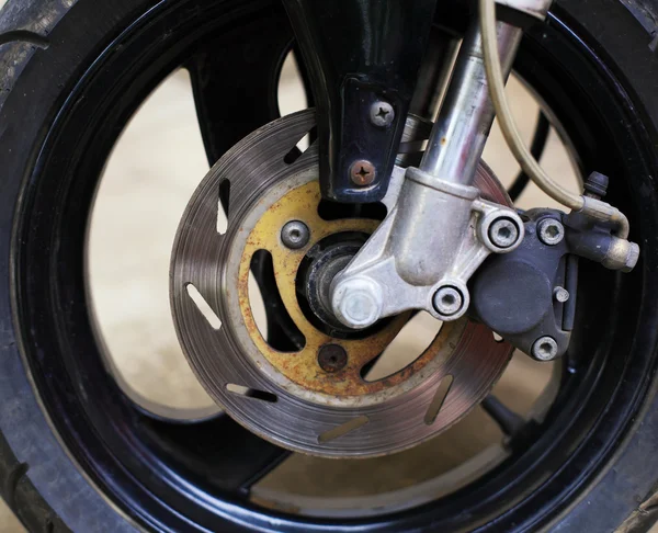Adrienne maloofmotorfiets wiel met rem — Stockfoto