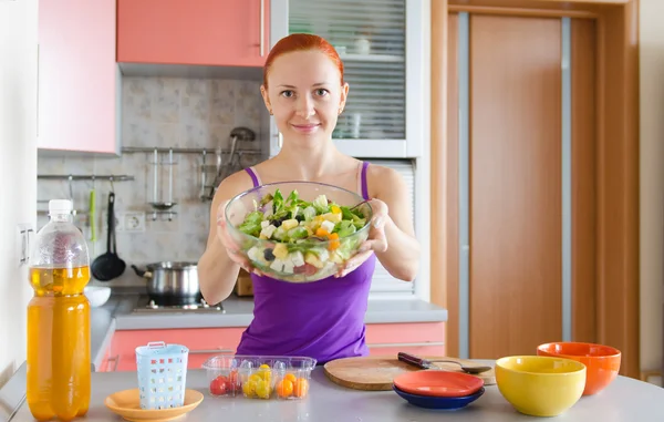 Bella donna rossa con insalata fresca — Foto Stock