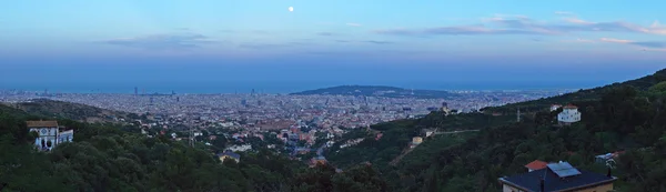 Ανατολή Σελήνης πάνω από την πόλη της Βαρκελώνης — Φωτογραφία Αρχείου