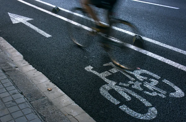 Cycliste sur piste cyclable urbaine — Photo