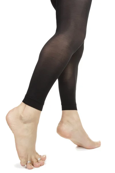 Pernas de mulher vestindo meia-calça preta sem pés sobre fundo branco — Fotografia de Stock