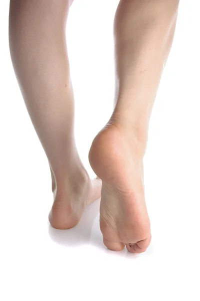 Ženské nohy nad bílým pozadím — Stock fotografie