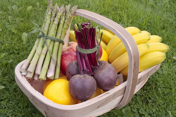 Frutta fresca mista su cesto all'aperto — Foto Stock