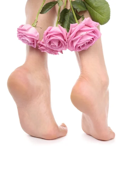 Женские ноги в цветочных леггинсах и каблуках на белой спине — стоковое фото
