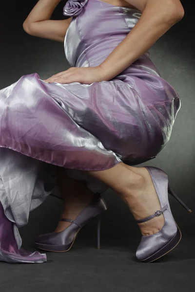 Kvinna ben bär blommiga leggings och klackar över vita backgro — Stockfoto