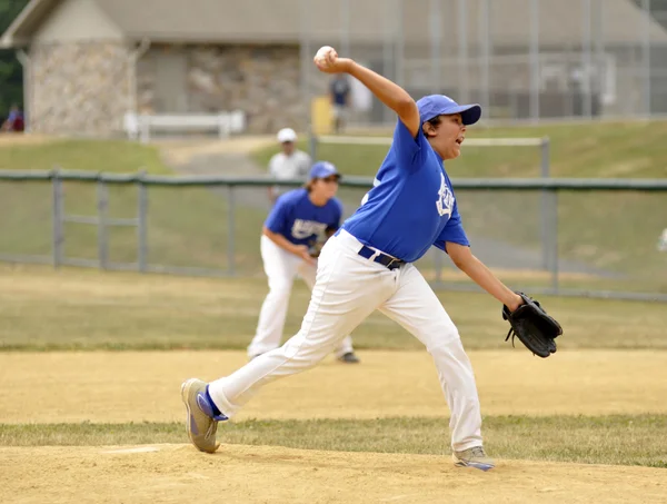 Lançando a bola de beisebol — Fotografia de Stock
