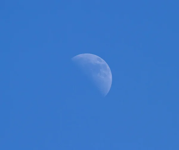 Maan tegen blauwe hemel — Stockfoto