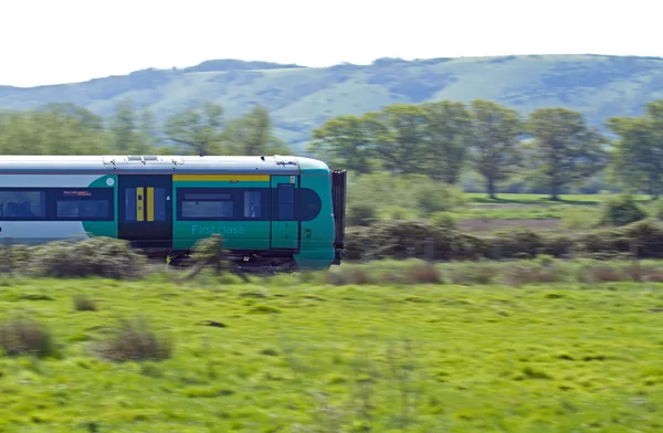 Tåg fortkörning genom landsbygden — Stockfoto