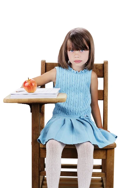 Dziecko, siedząc przy biurku szkoły — Zdjęcie stockowe