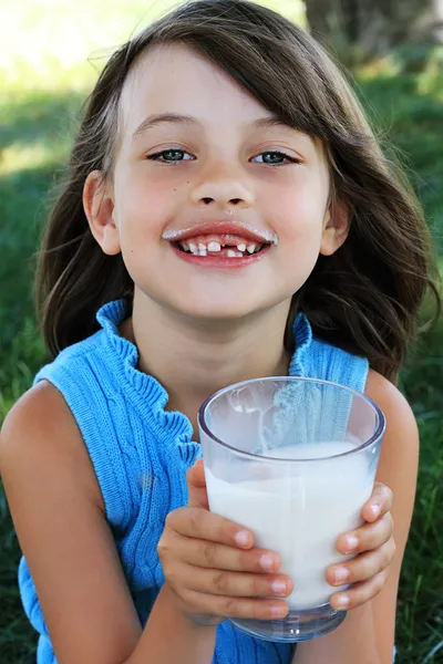 Γάλα κατανάλωσης παιδιών — Φωτογραφία Αρχείου