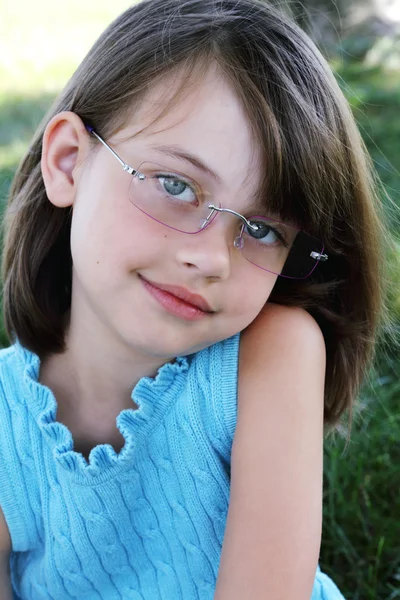 Criança usando óculos — Fotografia de Stock
