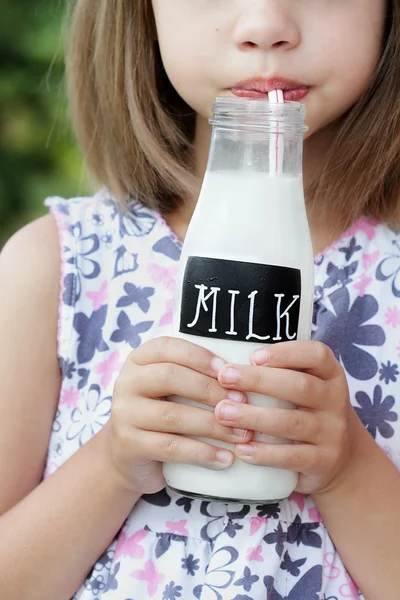 喝牛奶的小女孩 — 图库照片